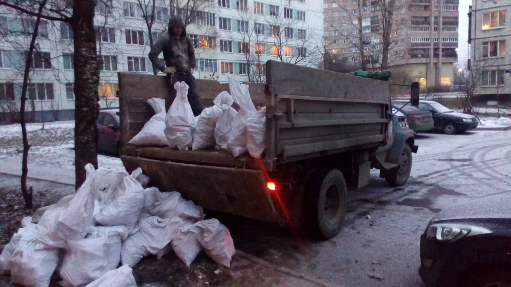 Вывоз мусора в мешках в Чайковском в октябре