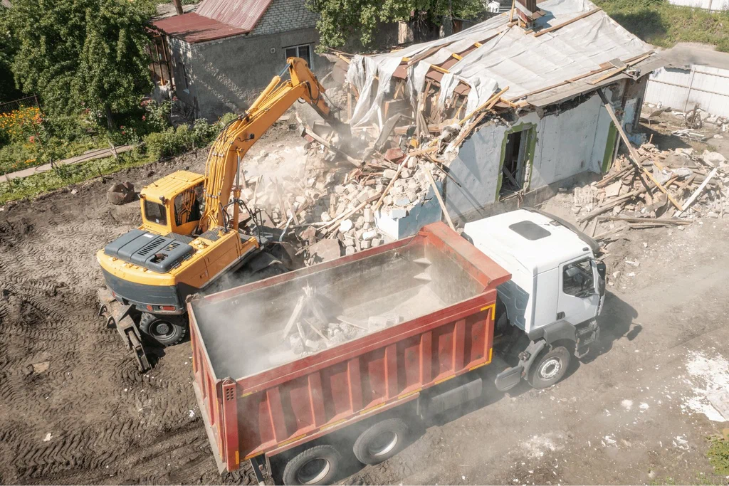 Вывоз мусора после сноса зданий с выездом в Чайковском в октябре