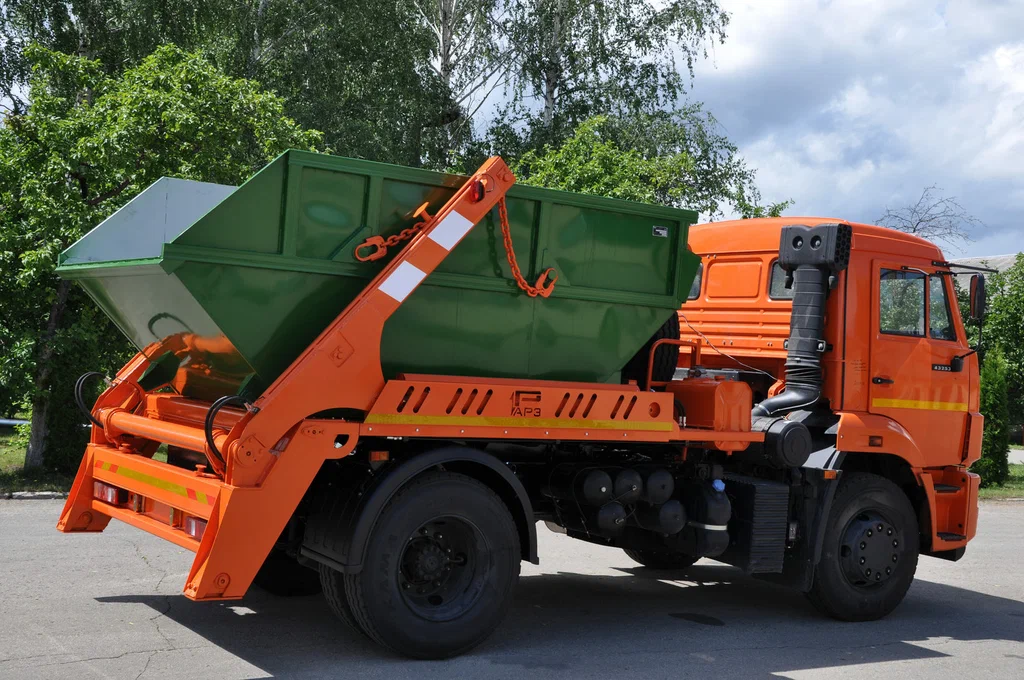 Заказ бункеровоза для вывоза мусора и отходов в Чайковском в октябре