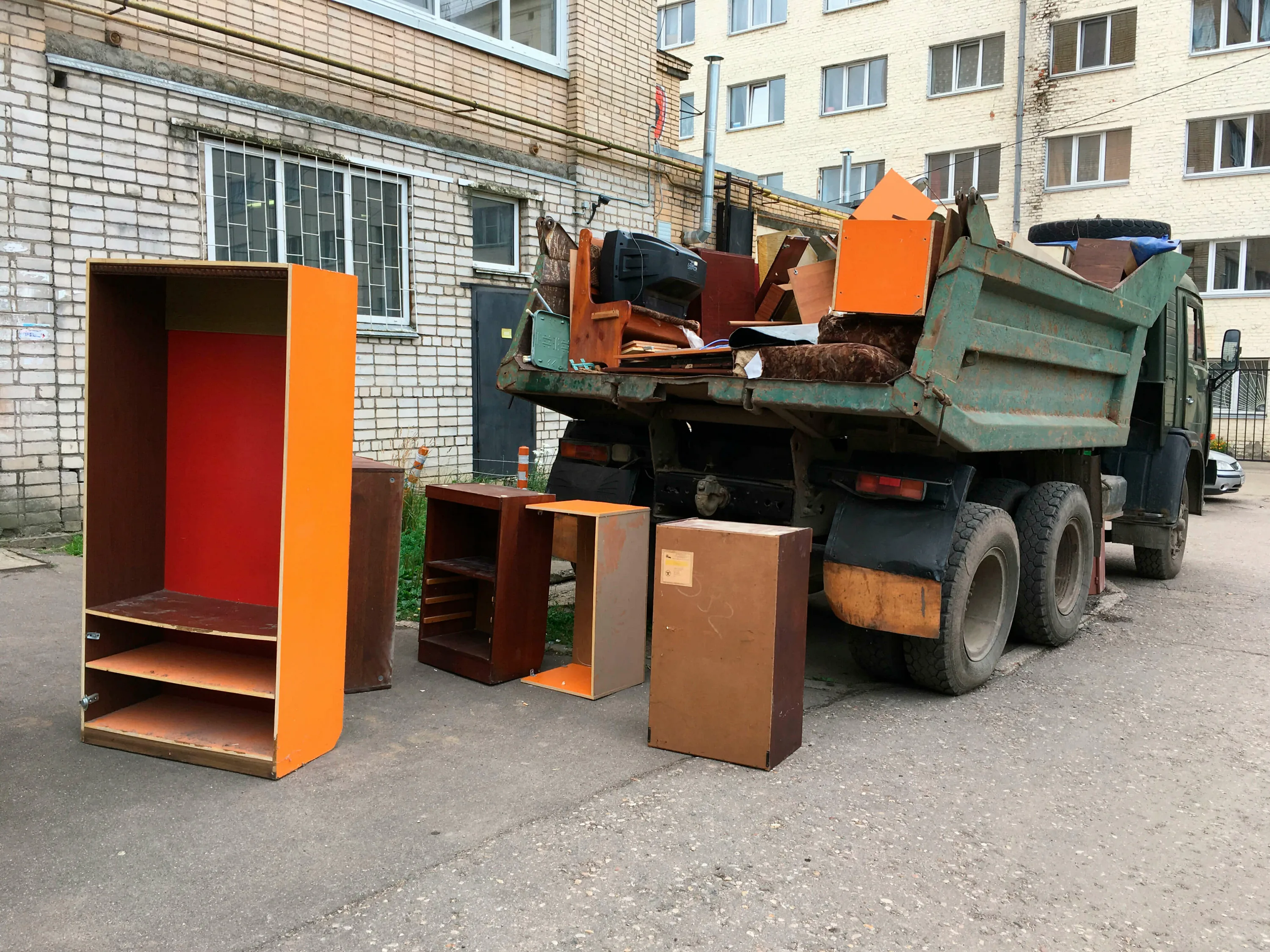 Утилизация старой мебели с вывозом и разбором в Чайковском в октябре