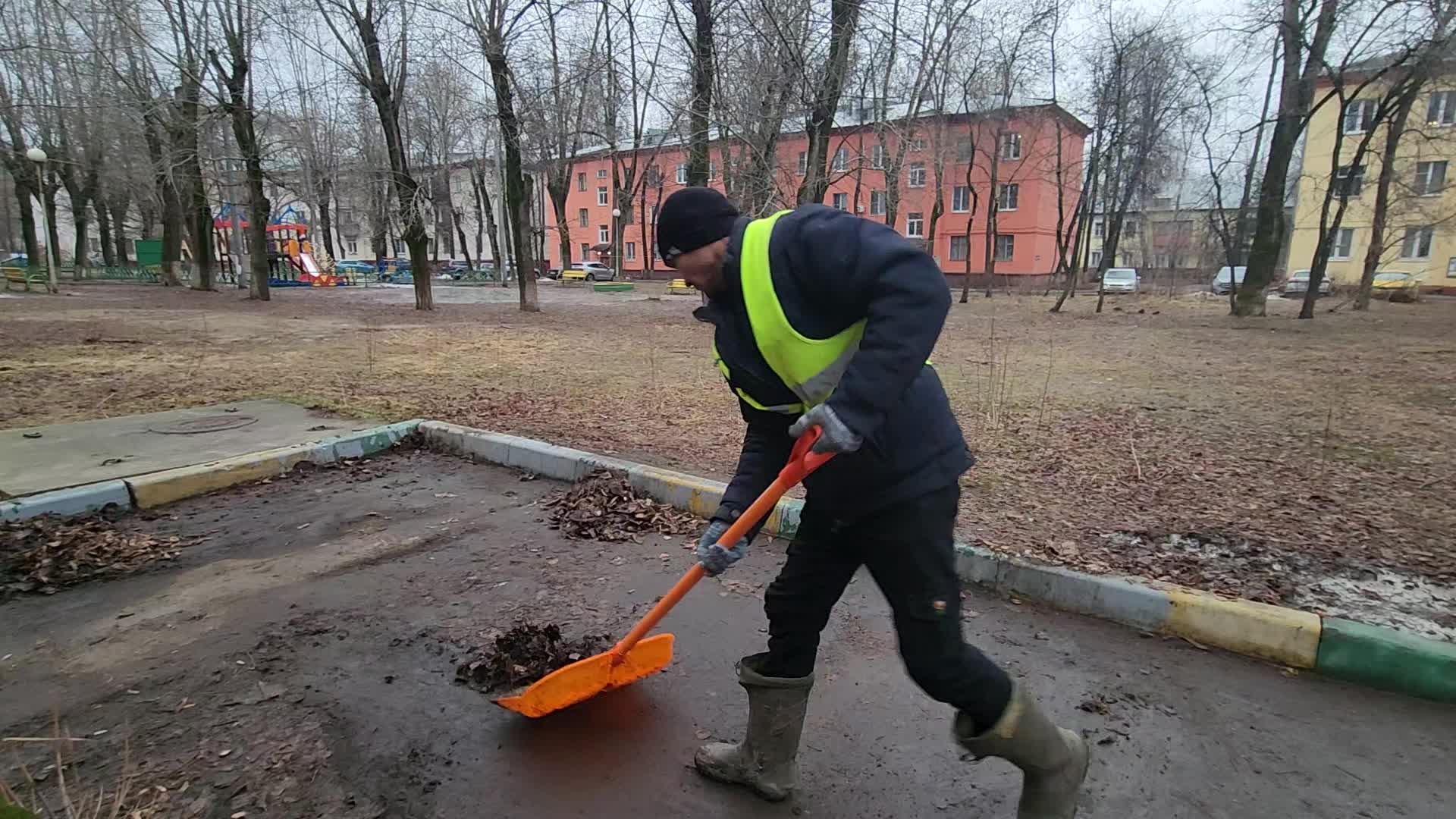Уборка территорий в Чайковском в октябре