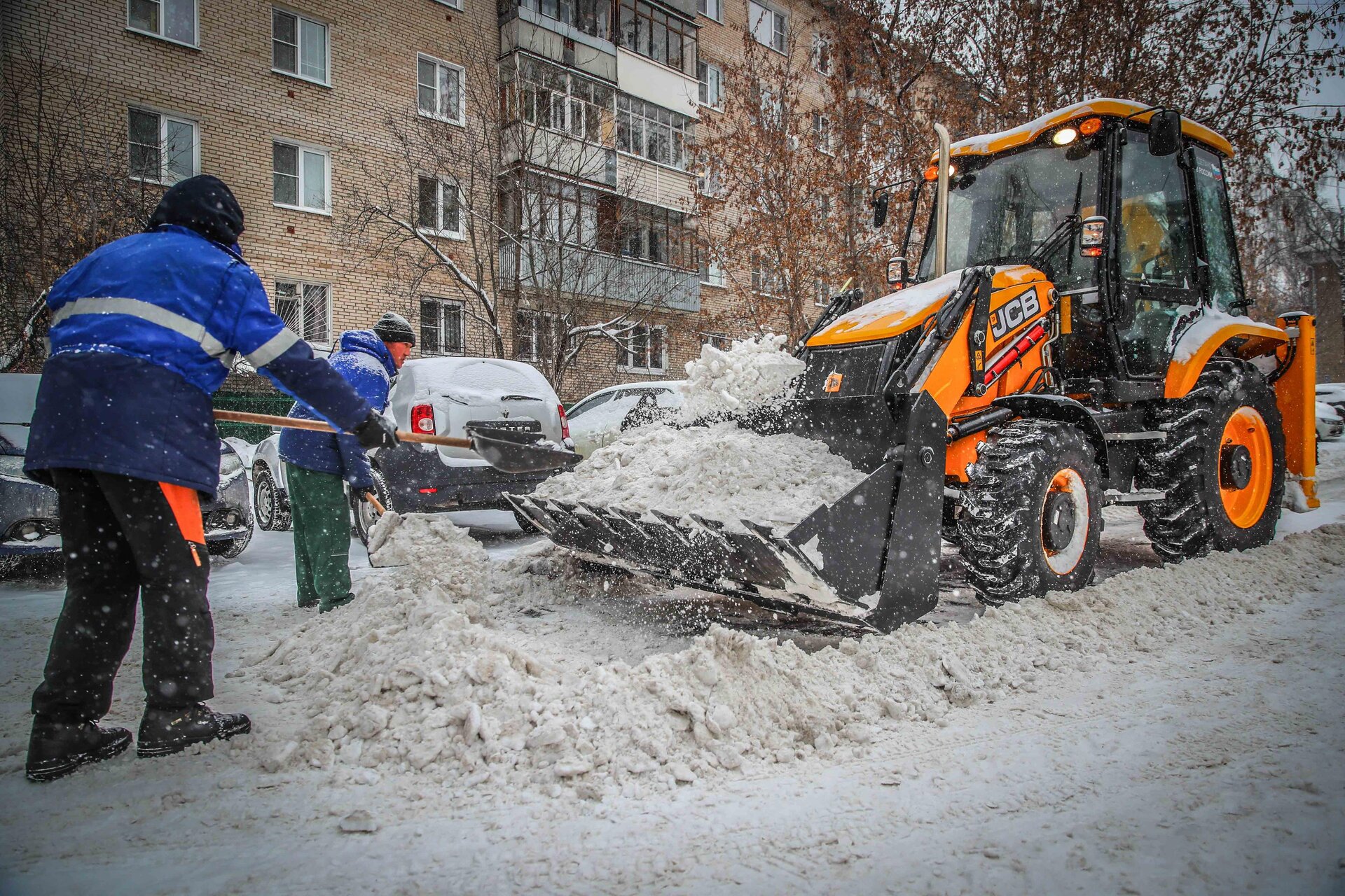 Очистка дворов от снега и наледи в Чайковском — уборка снега, трактор и ручная, цены от 506 руб. | ПроМусор