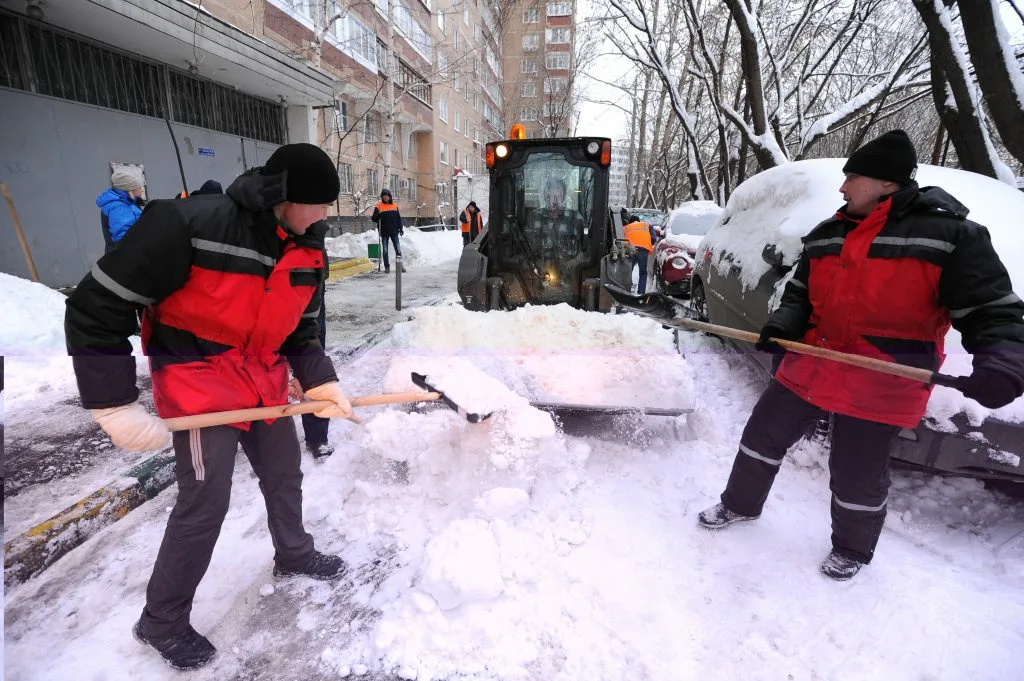 Очистка дворов от снега с гарантией результата в Чайковском в октябре