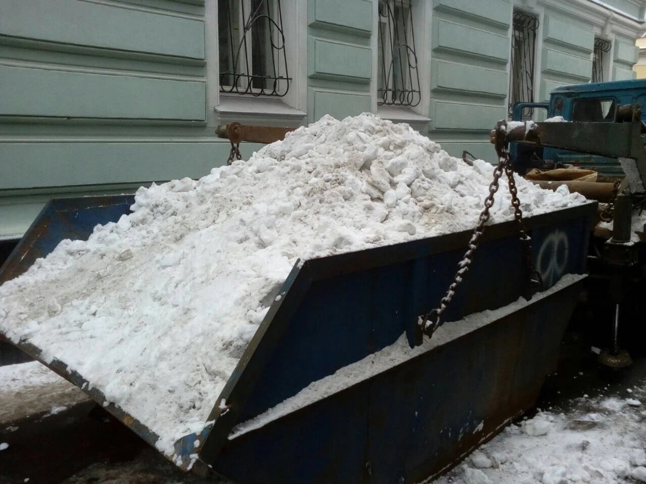 Вывоз снега контейнерами в Чайковском в октябре
