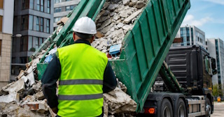 Вывоз строительного мусора в Чайковском: услуги лицензированной компании — ПроМусор